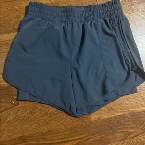 Avía brand running shorts